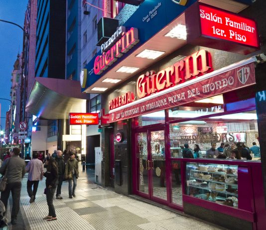 Un clásico que se reinventa: nuevo salón en la pizzería Güerrín