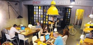 La oficina se instala en el bar