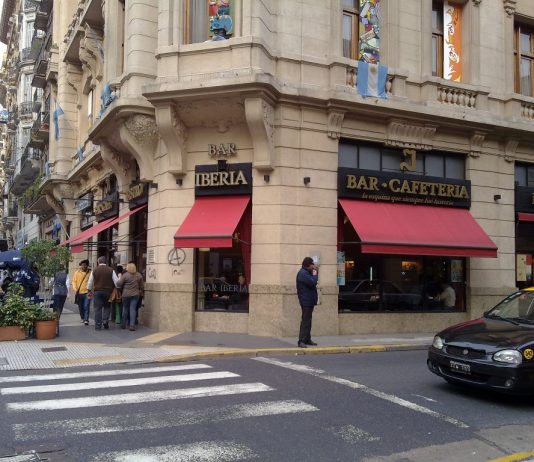 El icónico Bar Iberia cumplió 80 años y fue homenajeado