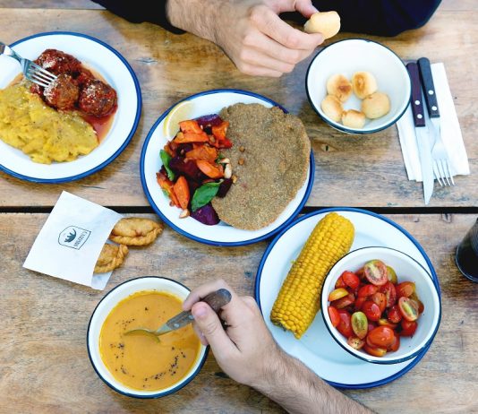 Camping, comfort food y jardín cervecero en plena ciudad