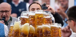 Un alemán rompe el récord cargando 19 jarras de cerveza