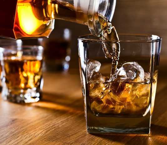 Para el Día Mundial del Whisky: ingenio y coctelería en casa con Johnnie Walker