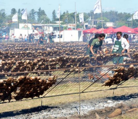 Uruguay batió el récord Guinness del asado más grande del mundo