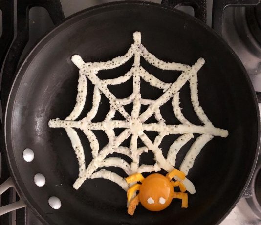 Conocé la obra de este artista experto en… huevos fritos