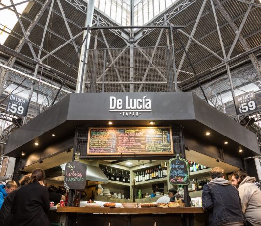 De Lucía, el bar de tapas del Mercado de San Telmo, festeja su 2º aniversario