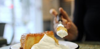 Budín de pan con crema gratis si llevás tu táper: la propuesta ecofriendly de una rotisería en Caballito