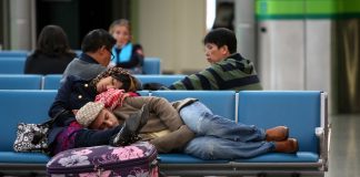 La Cabrera solidaria: entregas comida gratis a personas varadas en aeropuertos