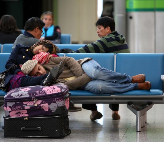 La Cabrera solidaria: entregas comida gratis a personas varadas en aeropuertos
