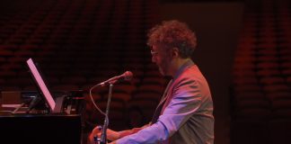 Fito Páez y un famso dramaturgo italiano dieron un show online desde el Teatro Coliseo