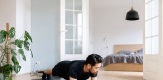 Stretching en casa: 5 estiramientos fáciles para estirar el cuerpo
