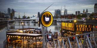 Peñón del Águila aterriza sobre un “bar flotante” en Puerto Madero