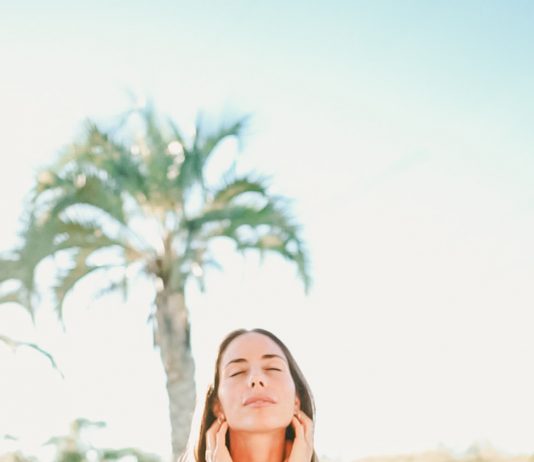 Yoga facial: cómo lograr una mirada más descansada en menos de 5 minutos