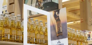 Cerveza Corona da vuelta su botella y pone los ingredientes al frente