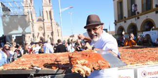 Se cocinó en Luján la Milanesa más grande del Mundo