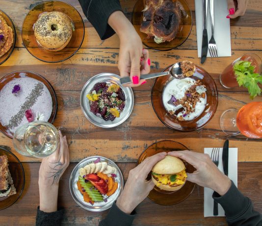 AVG Electric Cafe, un bistró & café de especialidad que une naturaleza y diseño en los Arcos del Rosedal