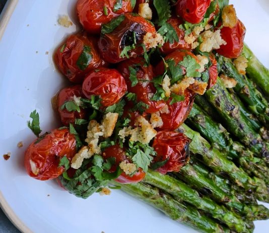 Espárragos grillados con tomates confitados, una receta ideal para aprovechar la temporada esparragos