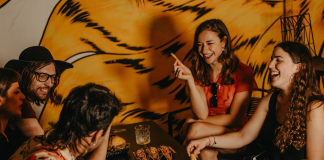 Bulebar: coctelería de autor, street food internacional y DJ Sets en vivo en Saavedra