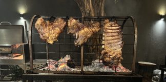 Todo Brasas en Devoto: carnes asadas a fuego lento en un novedoso sistema de “jaulas” todo brasas