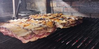 La parrilla El Retorno festeja el Dia de la Tradición con un costillar de asado fuera de carta el retorno