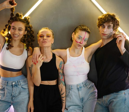 Nuevos hábitos de la generación Z: juntadas en casas y salidas a cenar sin alcohol generación Z