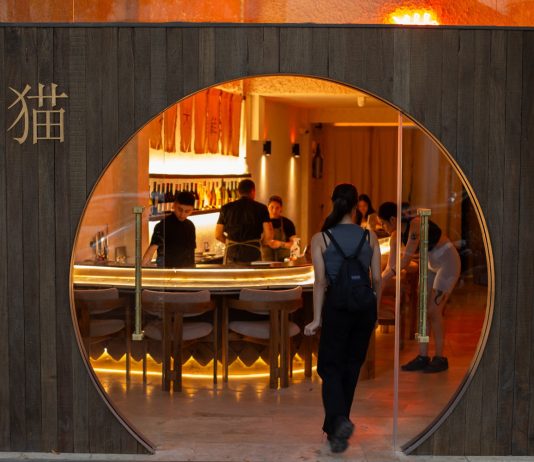 Neko Devoto: una barra de sushi premium y diseño sofisticado NEKO SUSHI DEVOTO