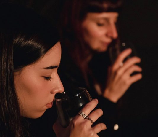 «A Ciegas Gourmet», una propuesta que combina teatro y gastronomía en plena oscuridad