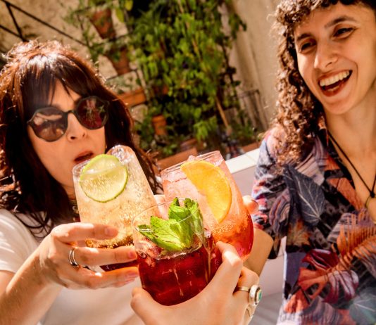 Reuniones informales: guía de lugares para empezar a despedir el año brindis reuniones informales