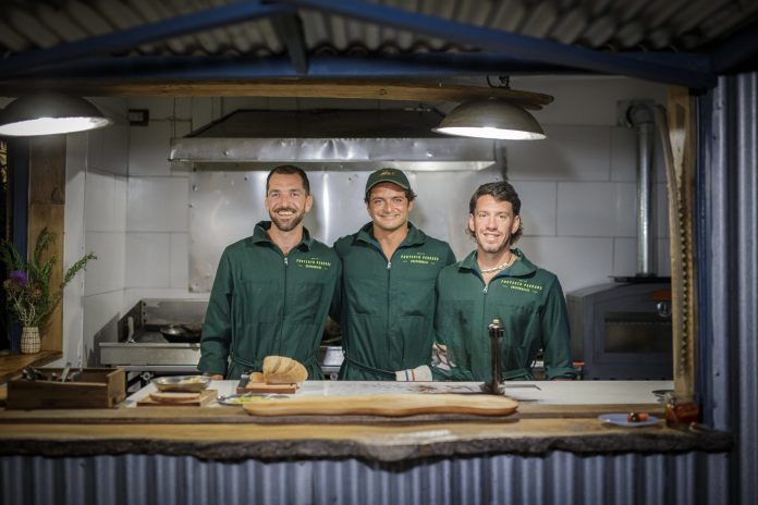 Francisco Soldi, Elio Contreras y Facundo Maroñas, de Proyecto Pescado, en el Chiringo proyecto pescado