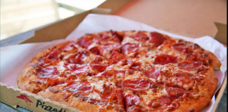 Pizza Hut lanza una línea de ropa temática para no quedarse atrás