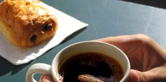 Los beneficios de arrancar el día con una taza de café