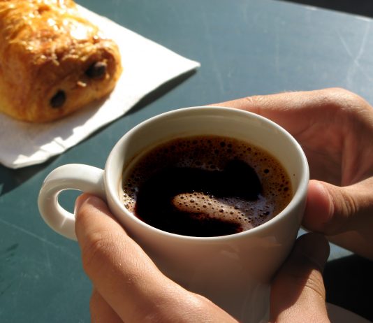 Los beneficios de arrancar el día con una taza de café