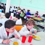 chicos almorzando