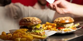 Chefs invitados preparan hamburguesas de autor en Tierra de Nadie
