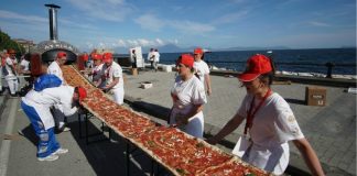 Cocinaron la pizza más larga del mundo y es napolitana