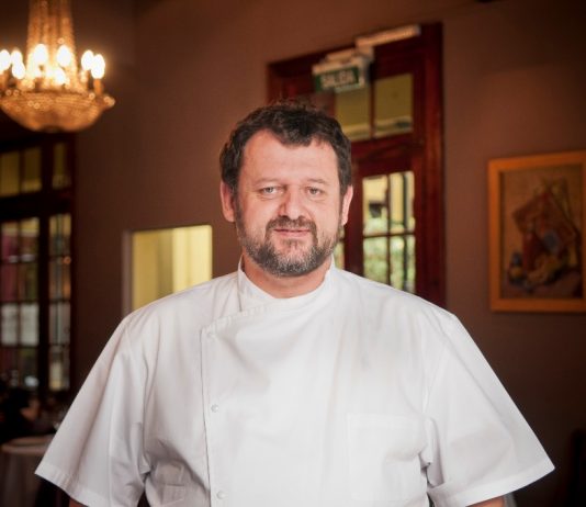 El chef Christophe Krywonis cocina una receta de su abuela en Cocineros Argentinos