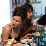 grupo-amigos-comiendo-700×286