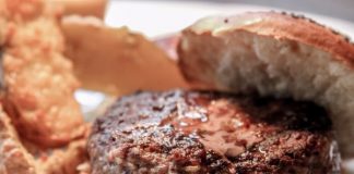 La clásica parrilla La Cabaña se suma a la ola de hamburguesas gourmet