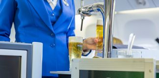 Una aerolínea presentó el primer carro de cerveza tirada a bordo