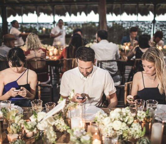 #CenaSinPantallas: una campaña para comer sin celular