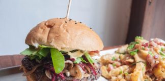 Mi Barrio se atreve a nuevos sabores y presenta su flamante hamburguesa