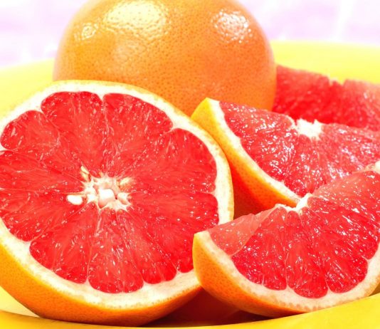Recomiendan comer un pomelo a diario