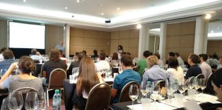 Tim Atkin dio una masterclass para más de 70 bodegueros del país