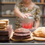 (de izquierda a derecha) Alfajores almendrados rellenos de dulce de leche, Chocolate chunk cookies, Shortcakes de naranja