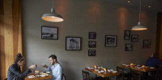 Buscan prohibir que los restaurantes cobren por compartir un plato