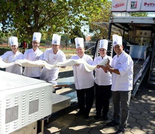 Pizzeros porteños amasan para batir un récord mundial