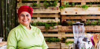 Regina Tchelly, la cocinera que enseña a cultivar verduras en una favela de Rio