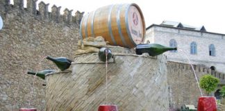 En Italia instalaron una fuente de vino en plena vía pública