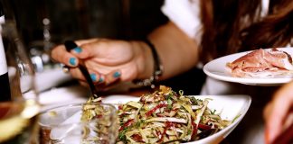 ¿Sabías qué el volumen de la música influye en lo que pedimos en un restaurante?