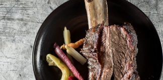 Bestia celebra su primer aniversario rindiendo culto a la carne y el fuego