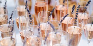 Burbujas rosadas y orgánicas para el brindis de fin de año